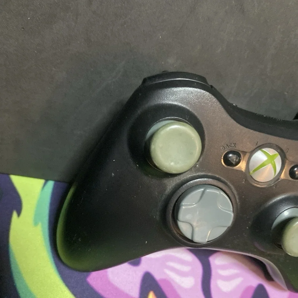 🟩 Xbox 360 Wireless Controller – Original Black Edition 🎮⚡✨ White Battery B2